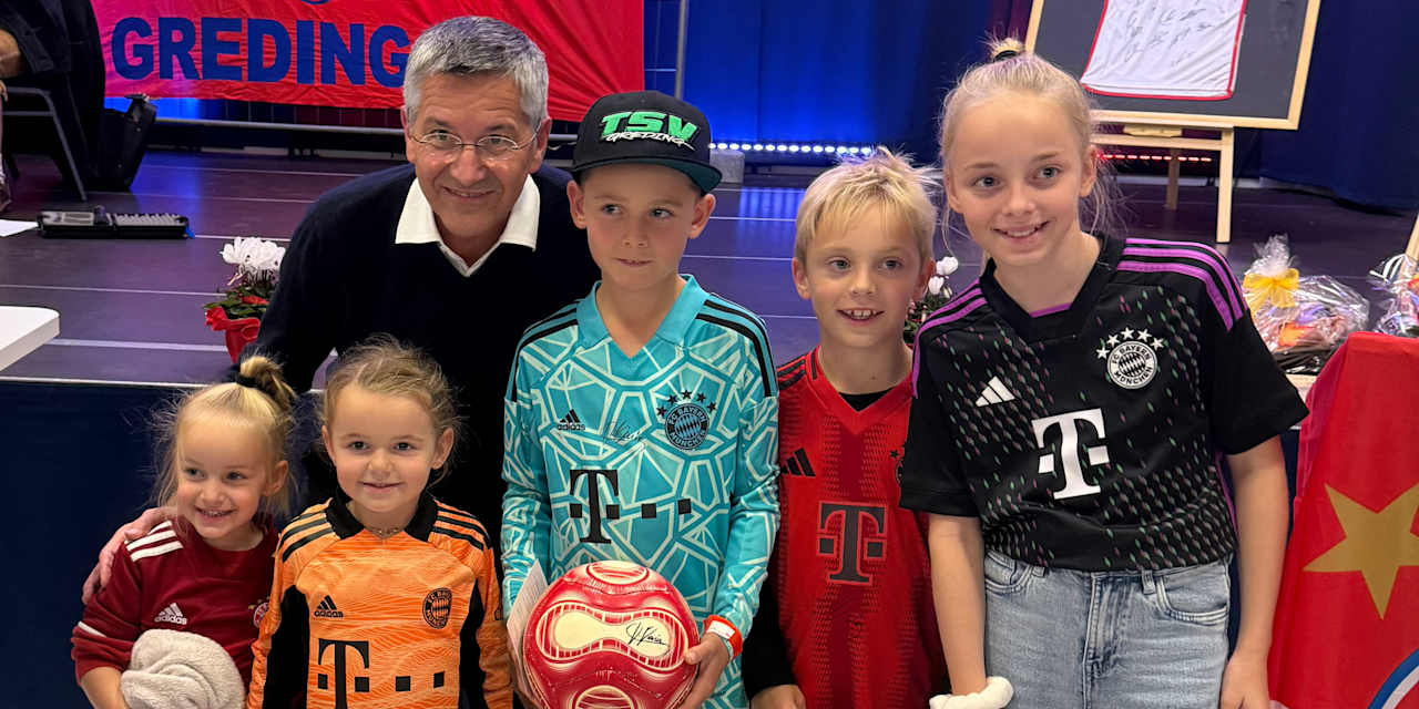 Präsident Herbert Hainer mit einer Schar Kinder des Fanclubs Greding
