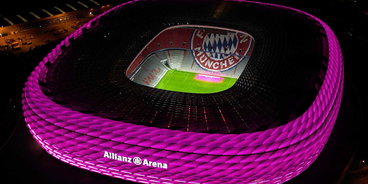 Kollage: Spieler und Spielerinnen des FC Bayern stehen vor der pink beleuchteten Allianz Arena