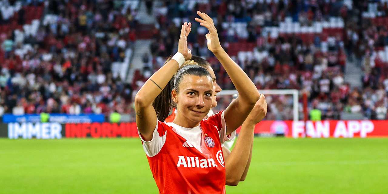Arianna Caruso klatschend nach dem Duell der FC Bayern Frauen gegen Leverkusen in der Allianz Arena.