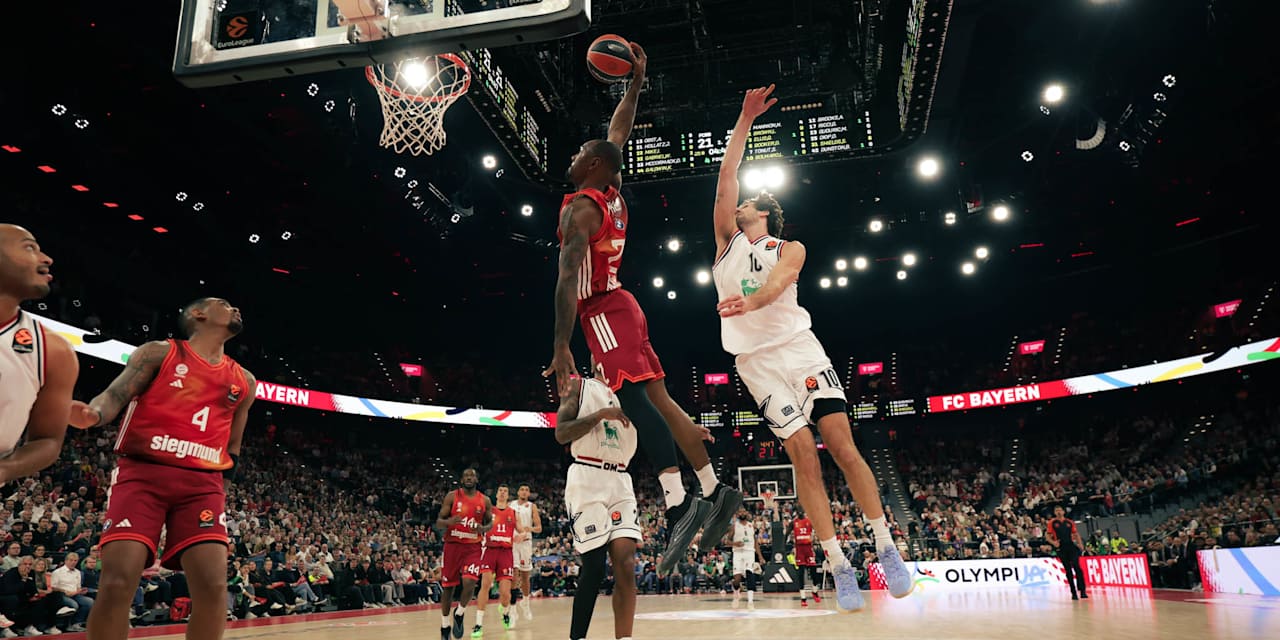Isiaha Mike dunks the ball