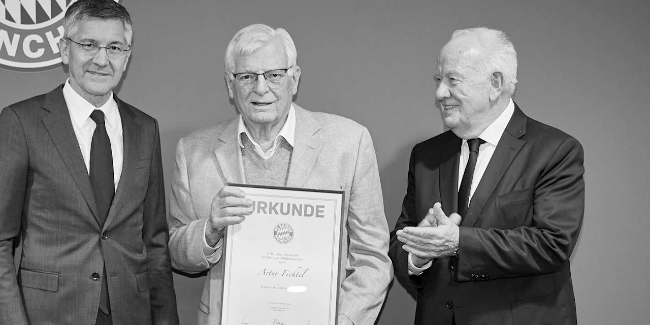 Artur Fichtel (M.) erhält von Präsident Herbert Hainer (l.) eine Urkunde für seine Mitgliedschaft beim FC Bayern