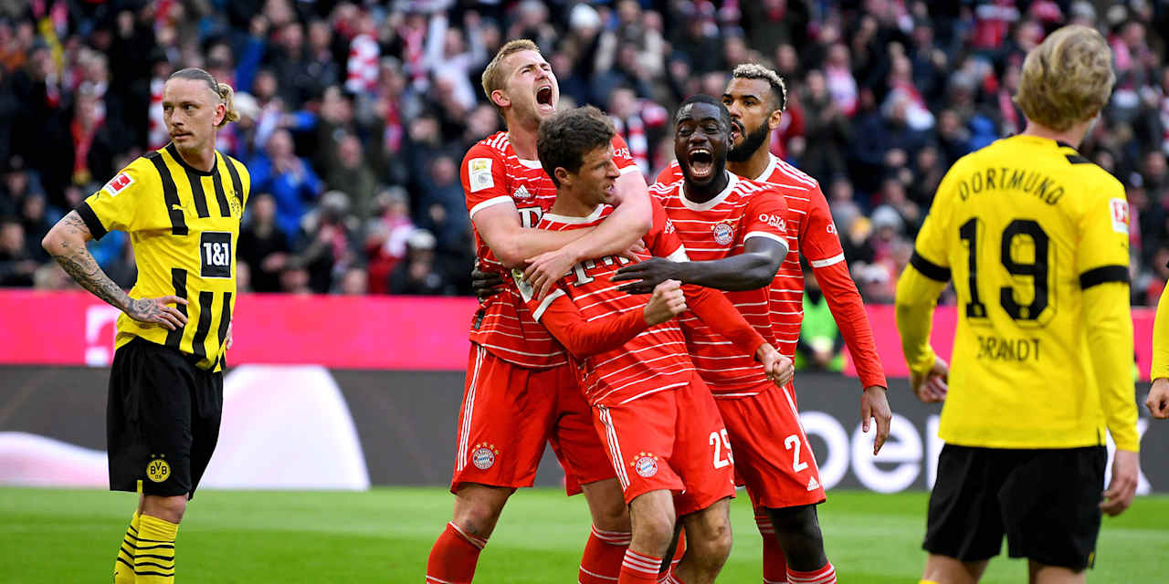 Dayot Upamecano und Teammkollegen des FC Bayern jubeln nach einem Tor gegen Borussia Dortmund