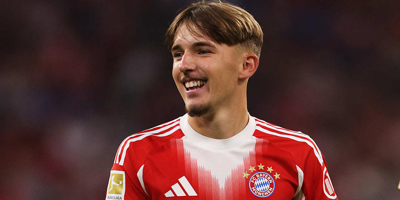 Lennart Karl lachend im Trikot des FC Bayern