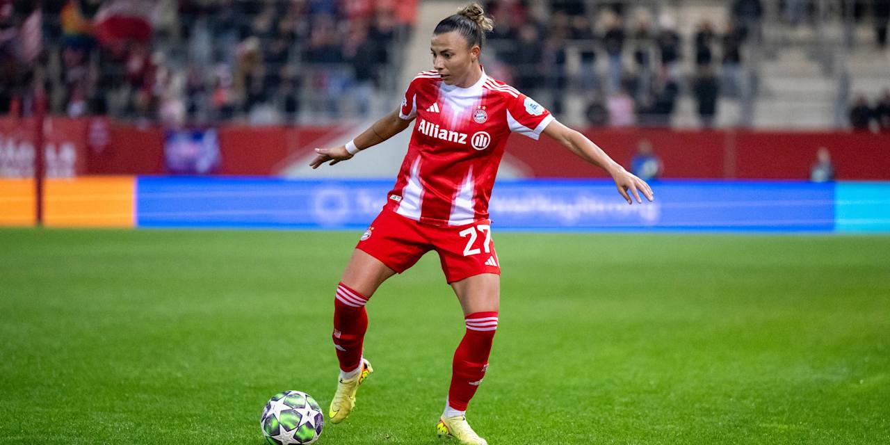 Arianna Caruso am Ball im Trikot der FC Bayern Frauen.