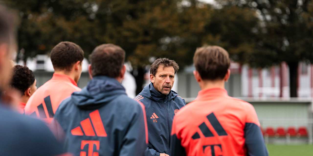 Benno Schmitz und die Amateure wärmen sich auf dem Platz auf.
