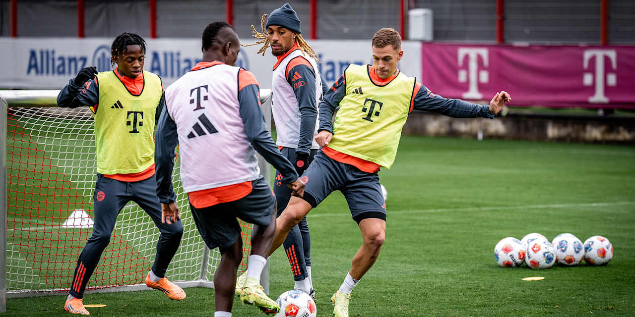 Joshua Kimmich im Zweikampf mit Nicolas Jackson im Training des FC Bayern vor dem Spitzenspiel gegen Dortmund