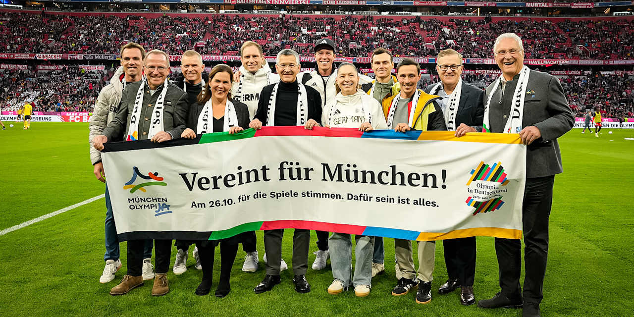 Herbert Hainer, Jan-Christian Dreesen, Gina Lückenkemper und weitere Personen halten einen Banner anlässlich Münchens Bewerbung für die Olympischen Sommerspiele