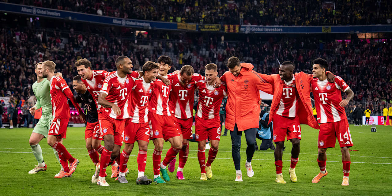 Spieler des FC Bayern feiern mit den Fans in der Allianz Arena nach dem Sieg gegen Dortmund