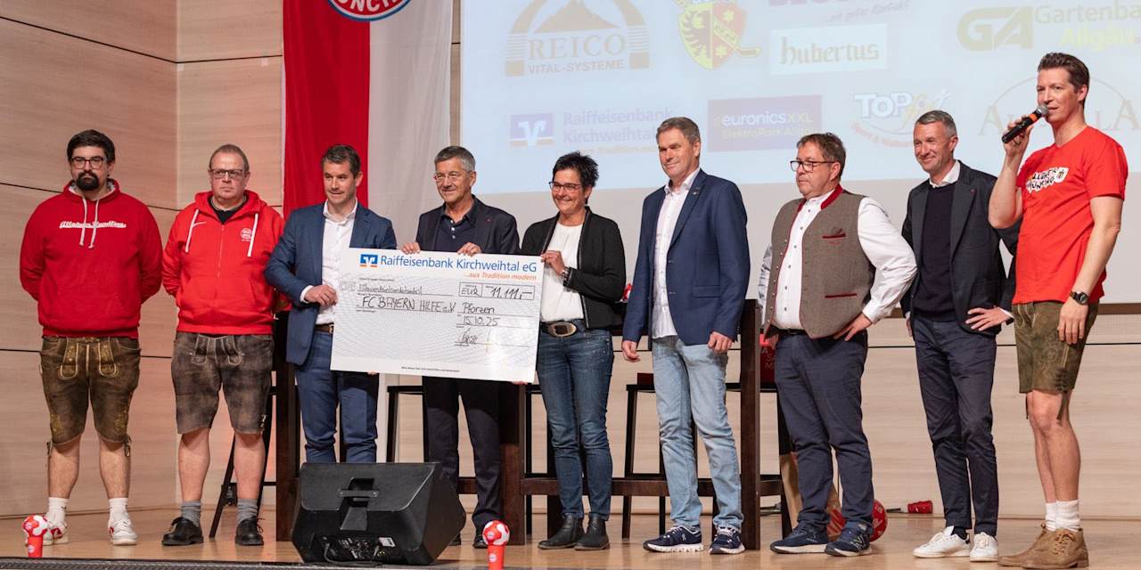 Herbert Hainer with Fans and a donation cheque