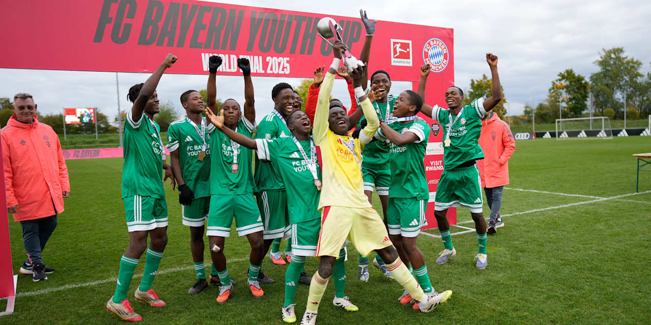 Team Nigeria feiert den Sieg im FC Bayern Youth Cup in grünen Trikots und dem Pokal