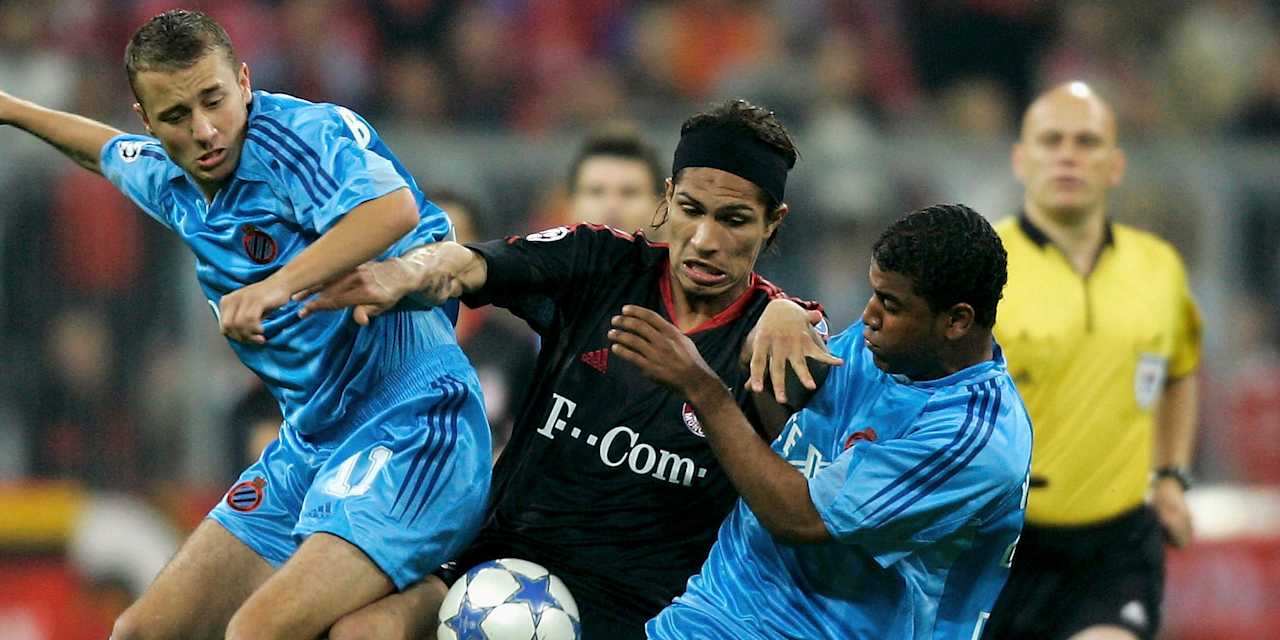 Paolo Guerrero im FC Bayern-Trikot gegen zwei Brügge-Spieler in Blau