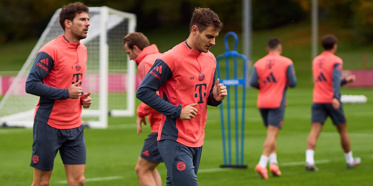Josip Stanisic läuft im Training des FC Bayern