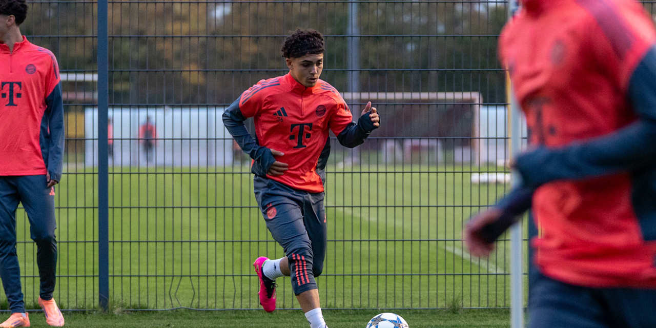 Jussef Nasrawe passt den Ball im Training der FC Bayern U19.
