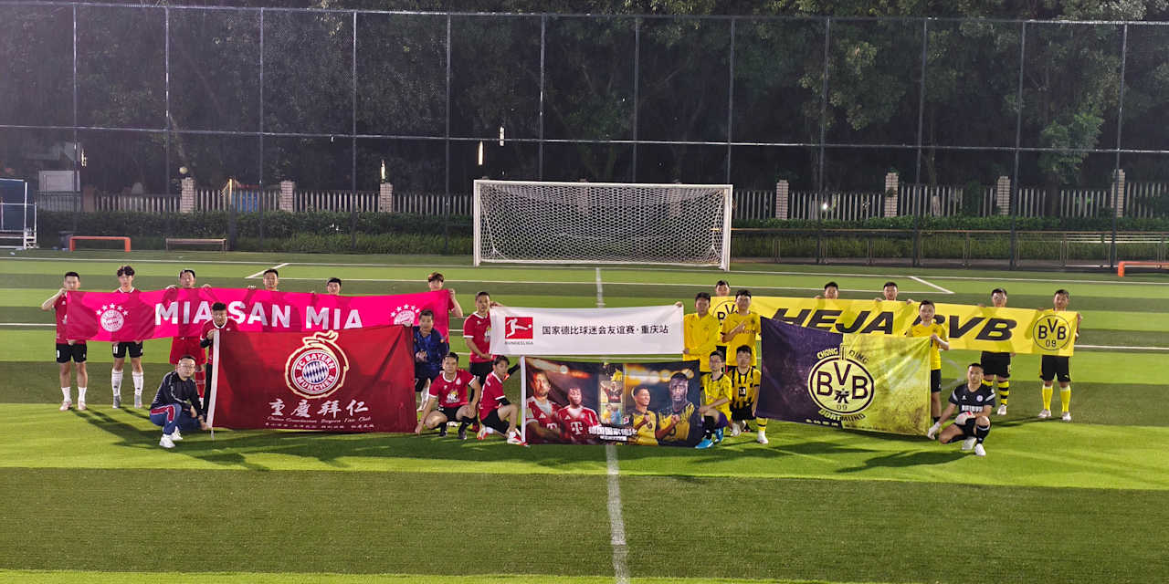 Auf einem Platz stehen sich die Fanclubs des FC Bayern und des BVB in China gegenüber