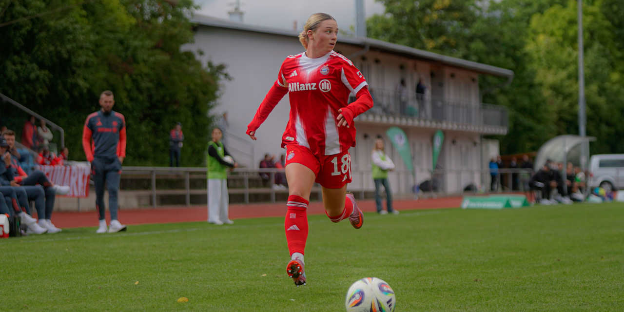 Maria Plattner mit dem Ball am Fuß im Einsatz für die FC Bayern Frauen II.