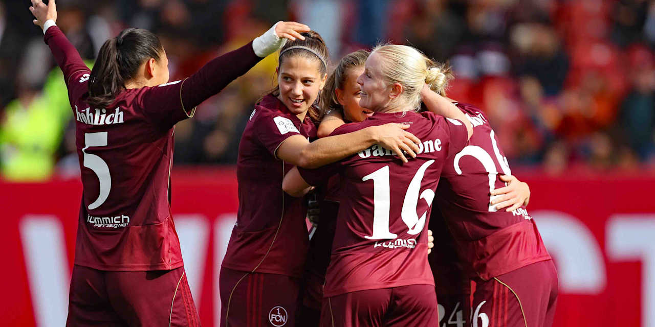Die Frauen des 1. FC Nürnberg jubeln nach einem Tor