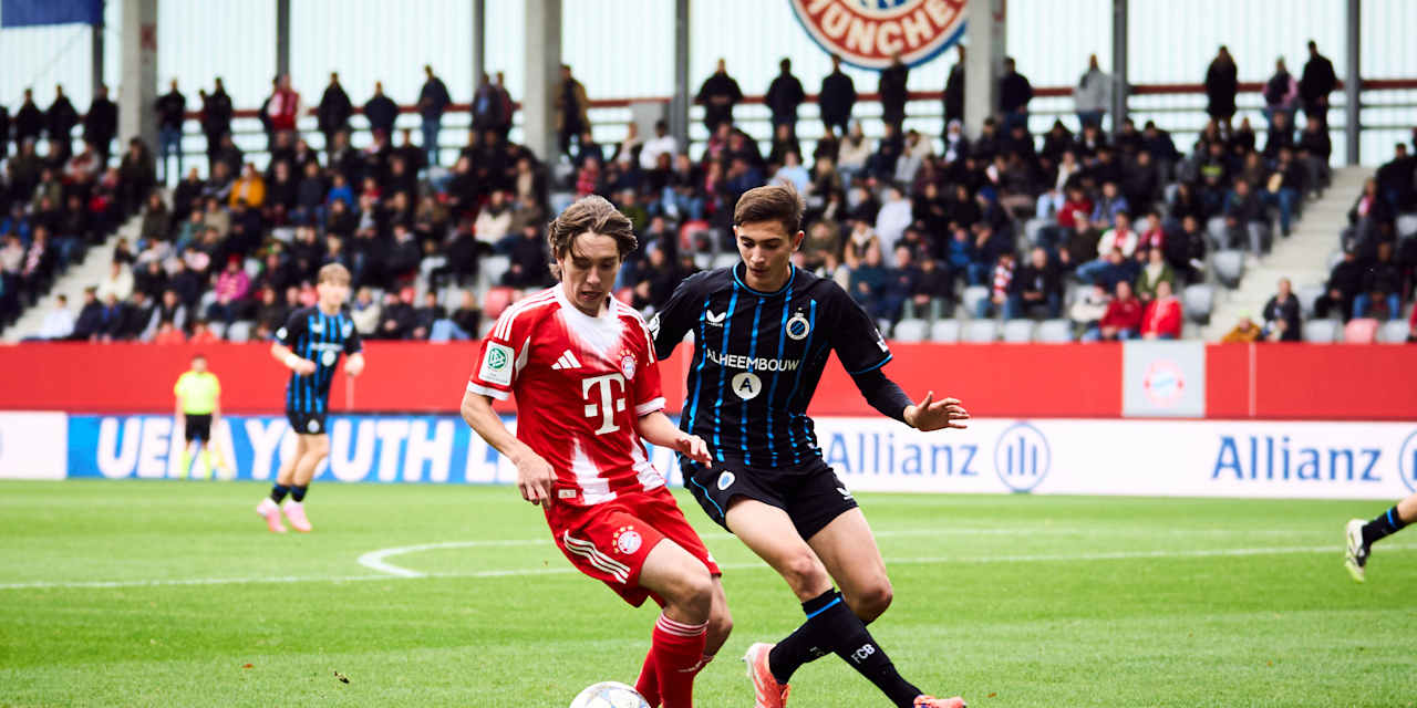 Bogdan Olychenko führt den Ball am Fuß.