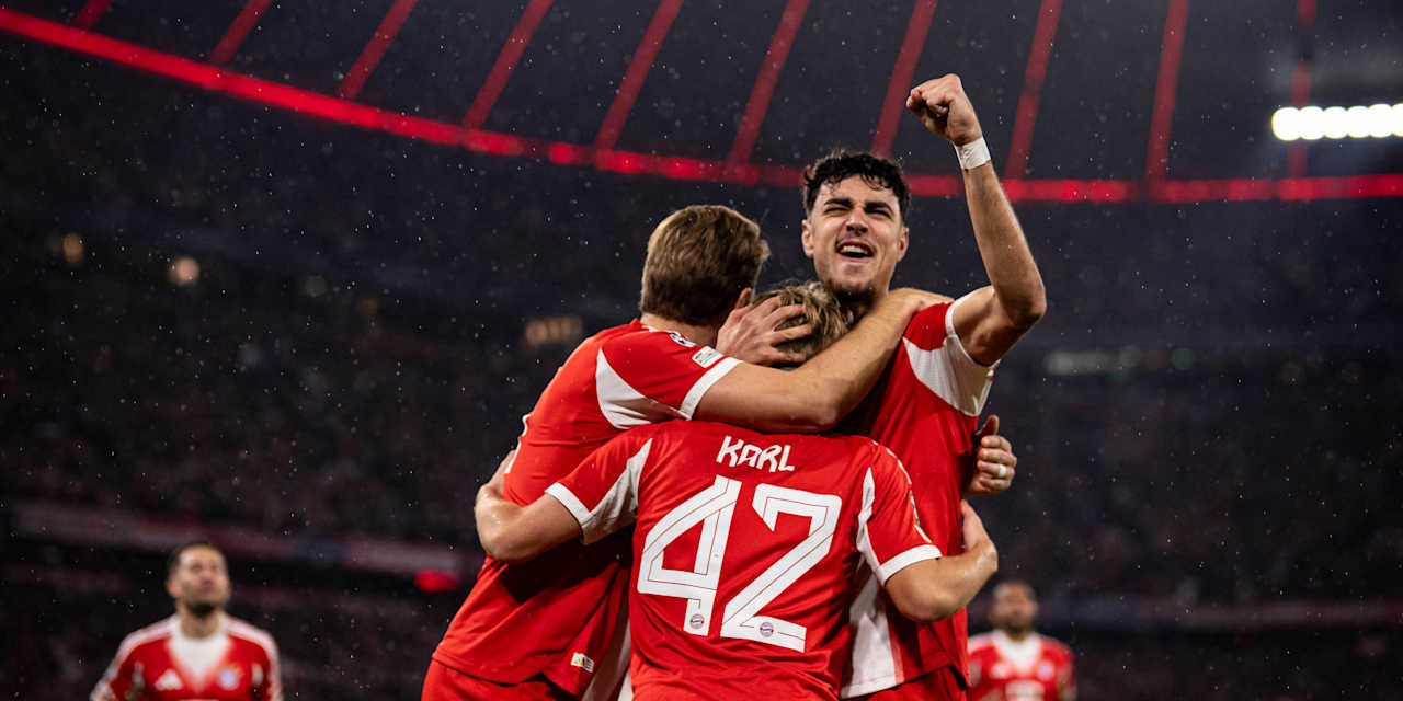 Lennart Karl jubelt nach seinem Tor gegen Brügge mit Harry Kane und Aleks Pavlović