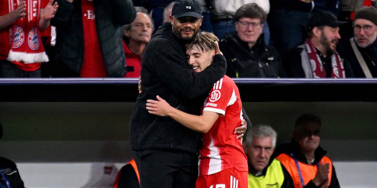 Vincent Kompany umarmt Lennart Karl im Spiel gegen Brügge