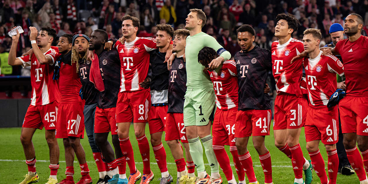 Spieler des FC Bayern jubeln nach dem Sieg gegen Brügge mit den Fans