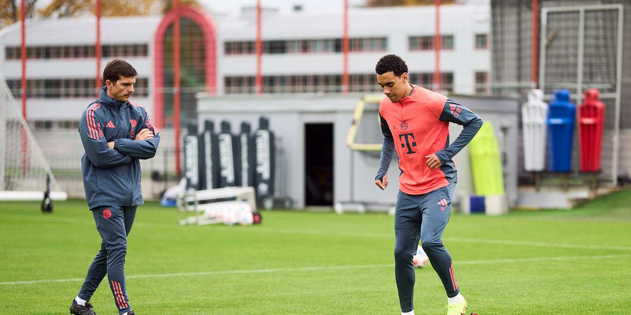 Jamal Musiala macht im Trainingszentrum des FC Bayern Übungen im Zuge seiner RehaJamal Musiala doing exercises at FC Bayern's training facility as part of his rehab