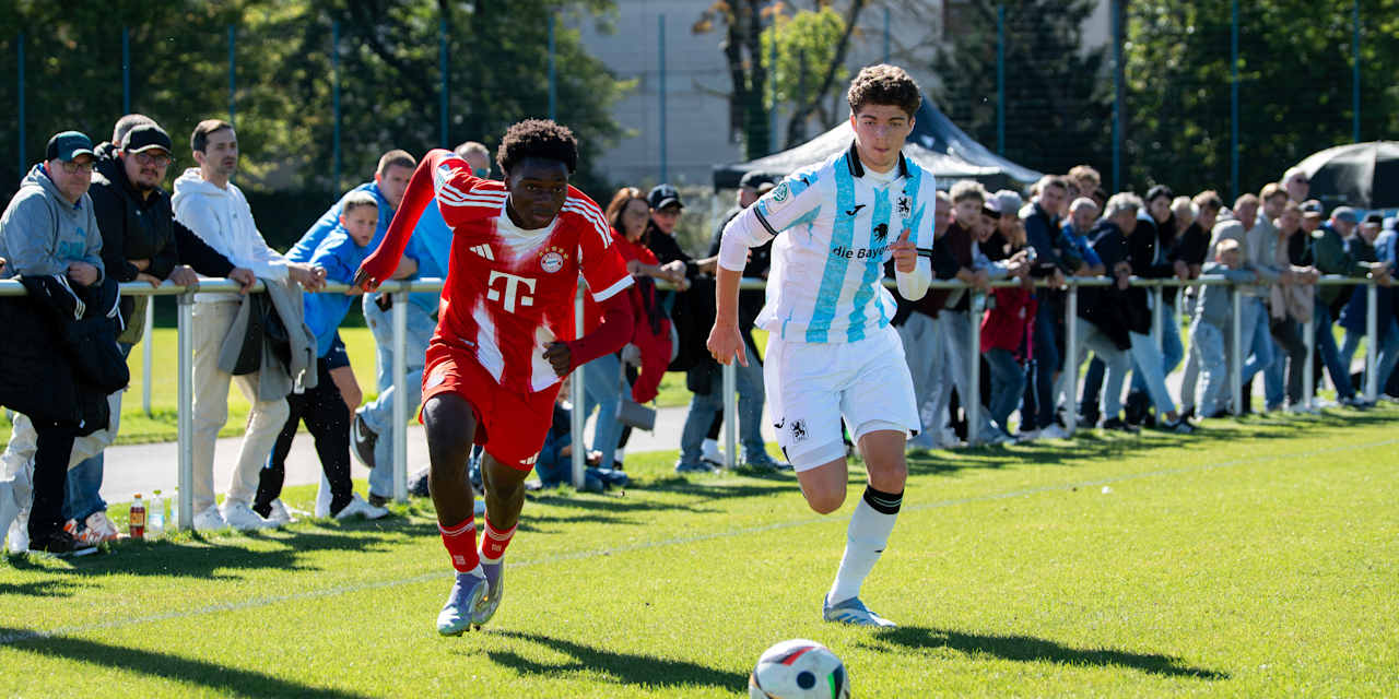 Frank Egwuatu vom FC Bayern im Duell um den Ball im Spiel gegen 1860 München.