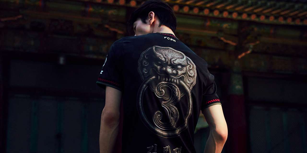 Der Sonderflock auf dem Rücken des schwarzen Champions League-Trikots