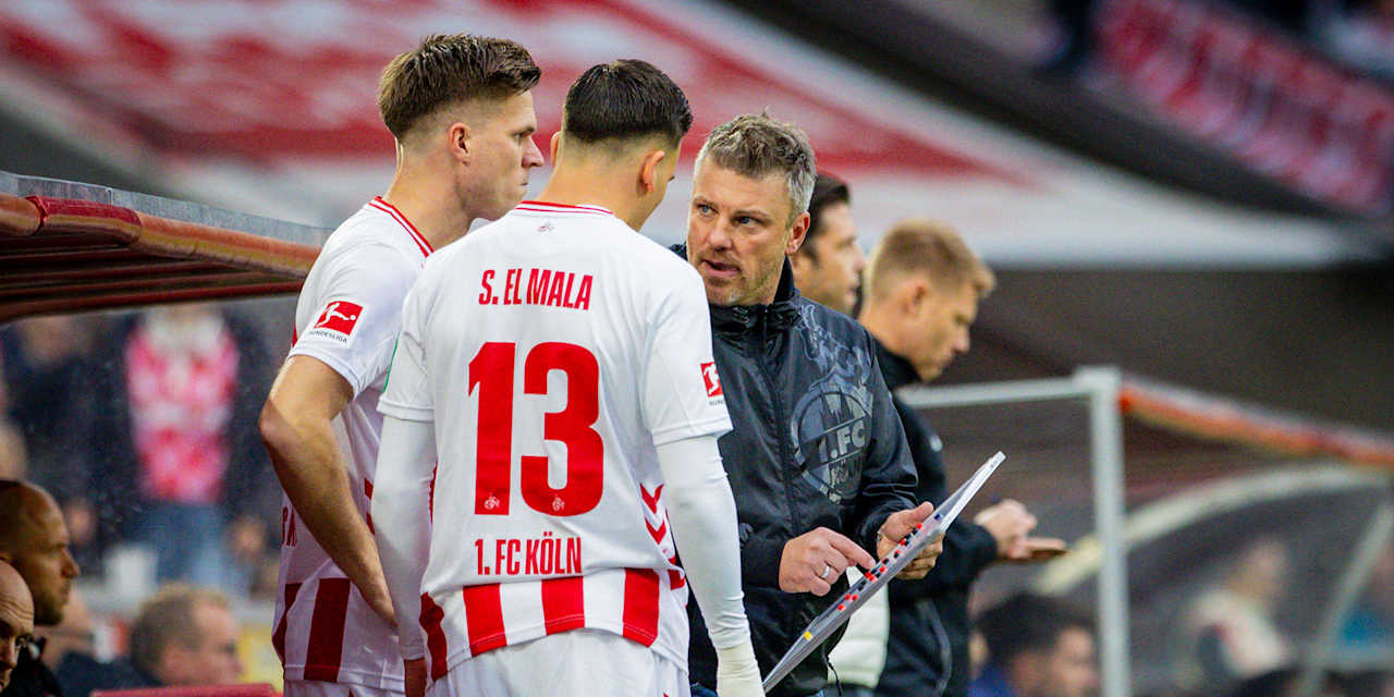 Trainer Lukas Kwasniok gibt seinen Spielern vom 1. FC Köln Anweisungen.