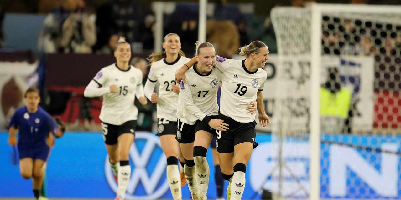 Klara Bühl und Franziska Kett bejubeln das Tor der deutschen Nationalmannschaft.