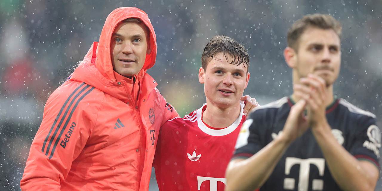 Jonas Urbig jubelt mit Manuel Neuer und Josip Stanisic.