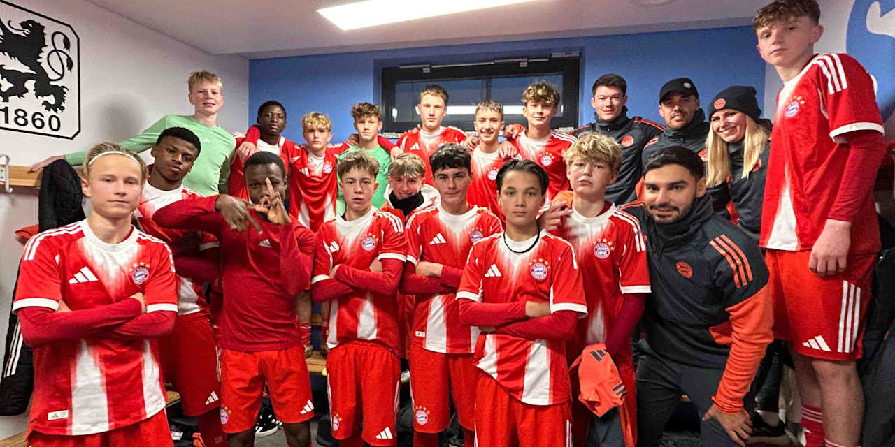 Die U15 des FC Bayern nach dem Sieg gegen den TSV 1860 München