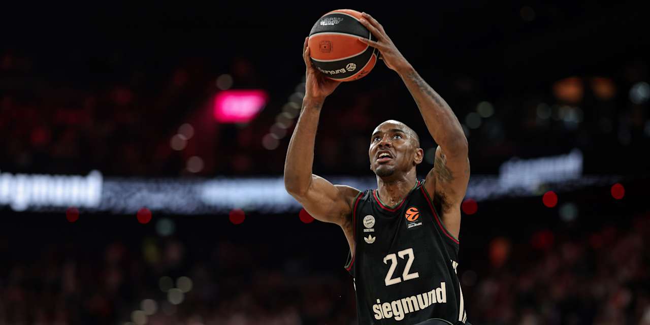 Isiaha Mike, on the way to the Dunk!