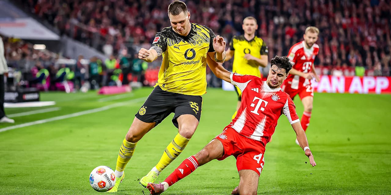 Aleksandar Pavlović grätscht während des Bundesliga-Heimspiels des FC Bayern gegen Borussia Dortmund