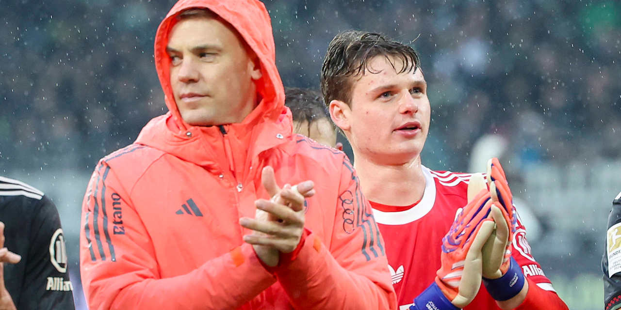 Manuel Neuer und Jonas Urbig applaudieren nach dem Bundesliga-Spiel des FC Bayern bei Borussia Mönchengladbach