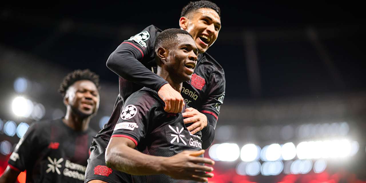 Kofane und Fernández jubeln im schwarzen Bayer-Trikot