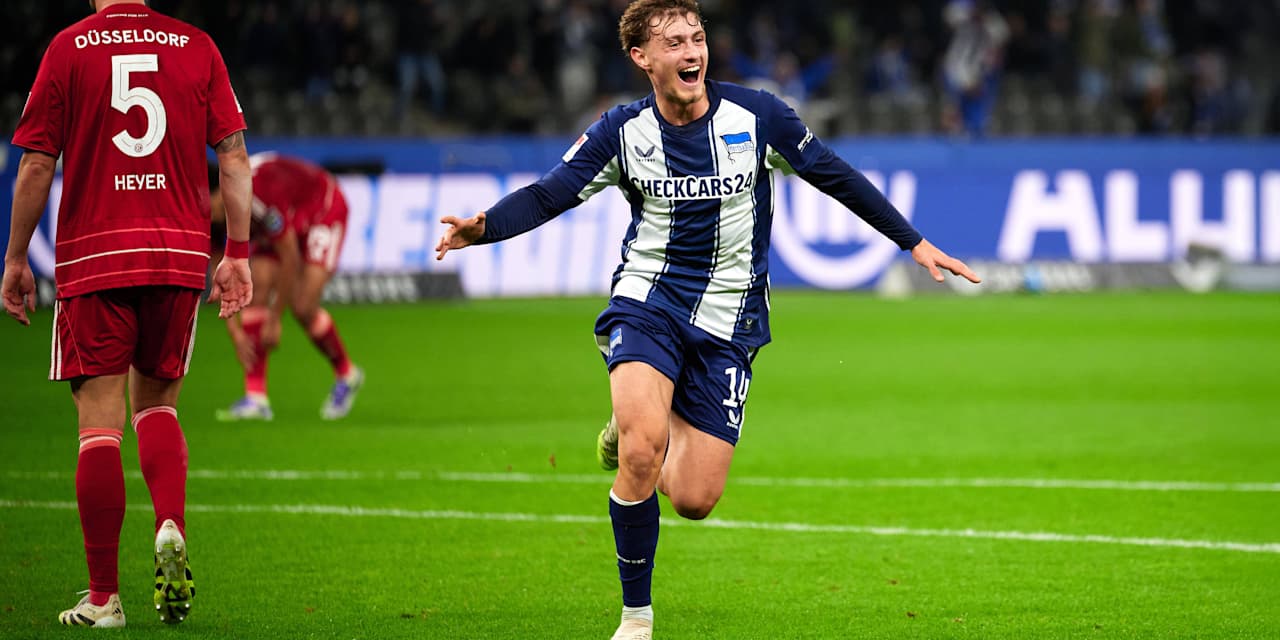 Maurice Krattenmacher läuft nach seinem Tor jubelnd in die Kurve.