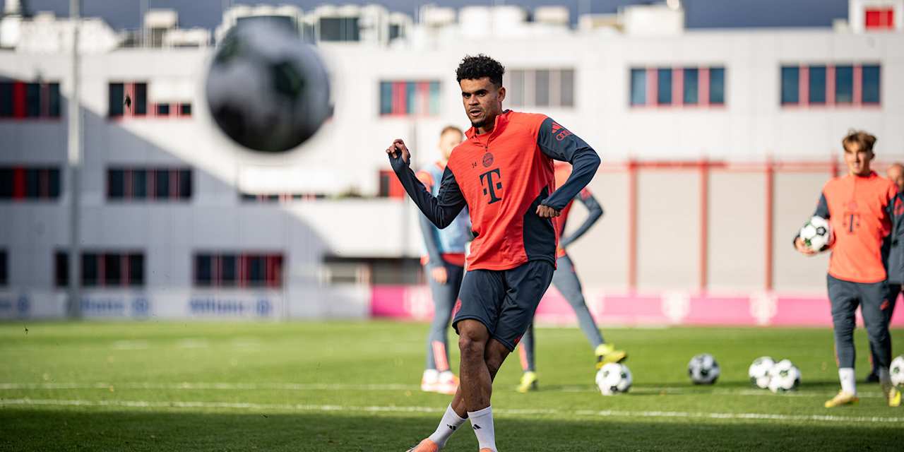 Luis Diaz beim Torabschluss im Abschlusstraining des FC Bayern vor dem Pokalspiel in Köln