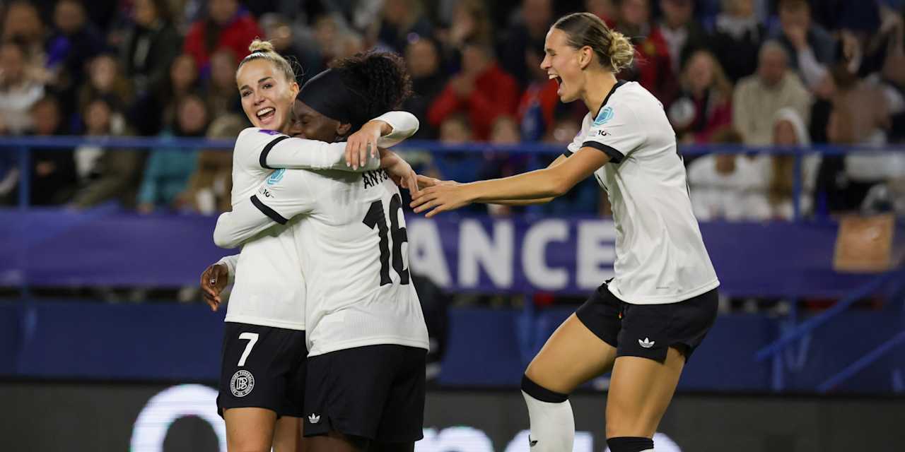 Giulia Gwinn umarmt Nicole Anyomi, Klara Bühl jubelt mit.