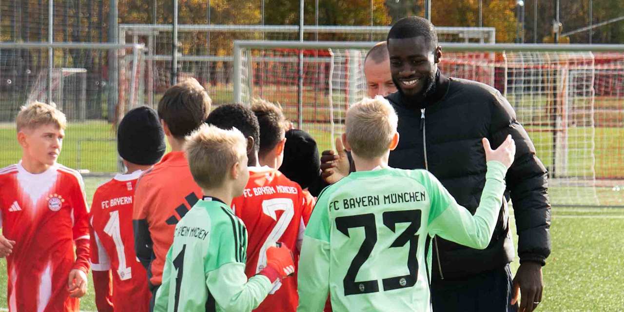 Dayot Upamecano begrüßt die Kinder auf dem Campus