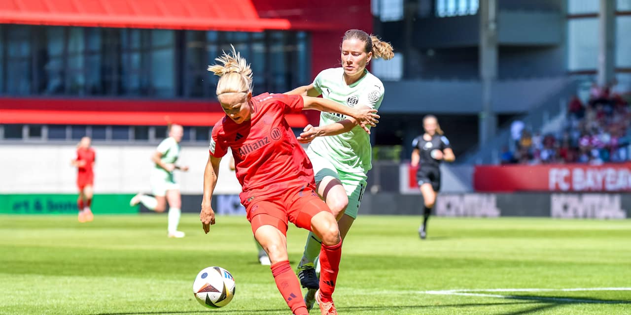 Pernille Harder führt einen Zweikampf mit Essens Lena Ostermeier.