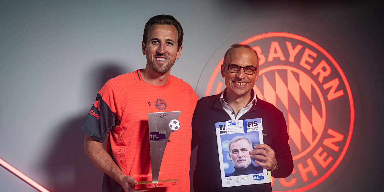 Harry Kane erhält die Auszeichnung der VDV
