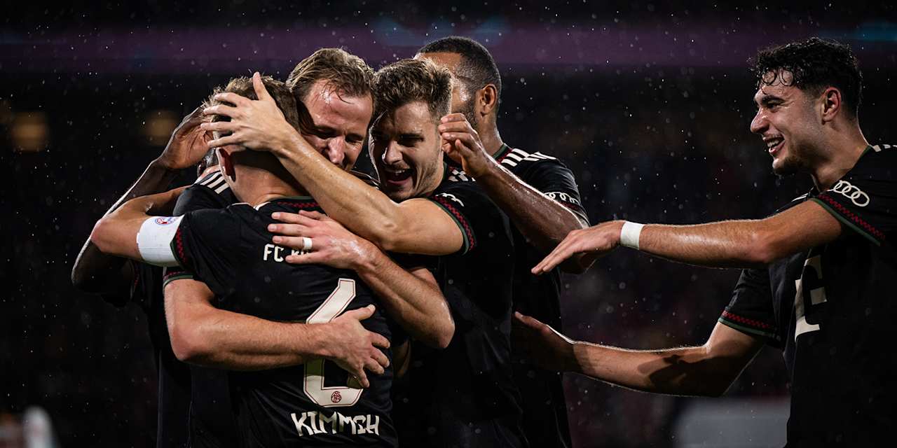 Joshua Kimmich, Harry Kane und Josip Stanisic bejubeln ein Tor  im DFB-Pokal-Spiel des FC Bayern beim 1. FC Köln.