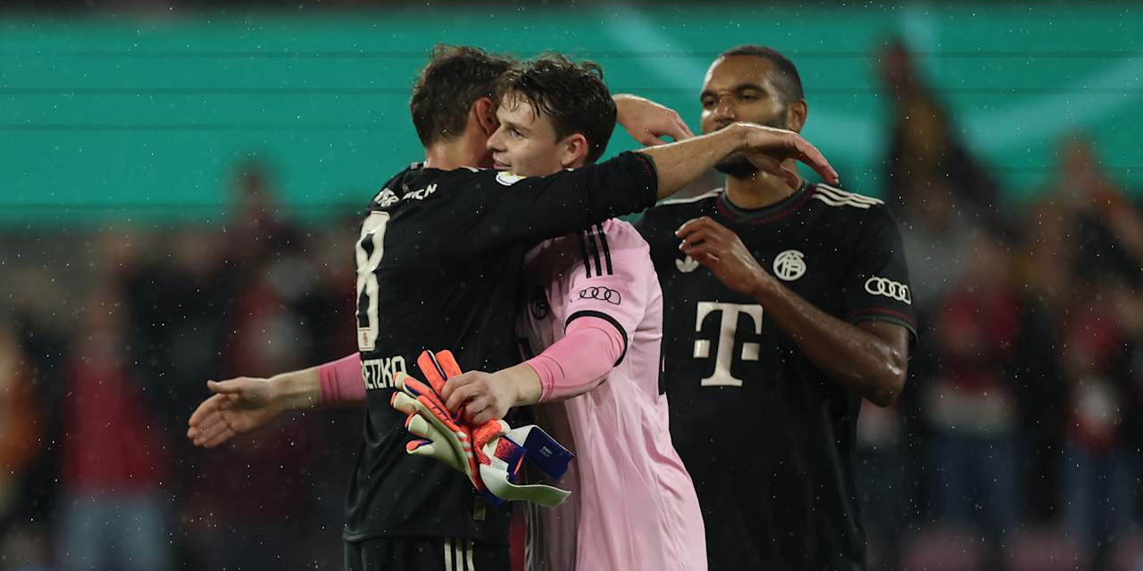 Jonas Urbig, Leon Goretzka und Jonathan Tah jubeln nach dem Spiel gegen Köln