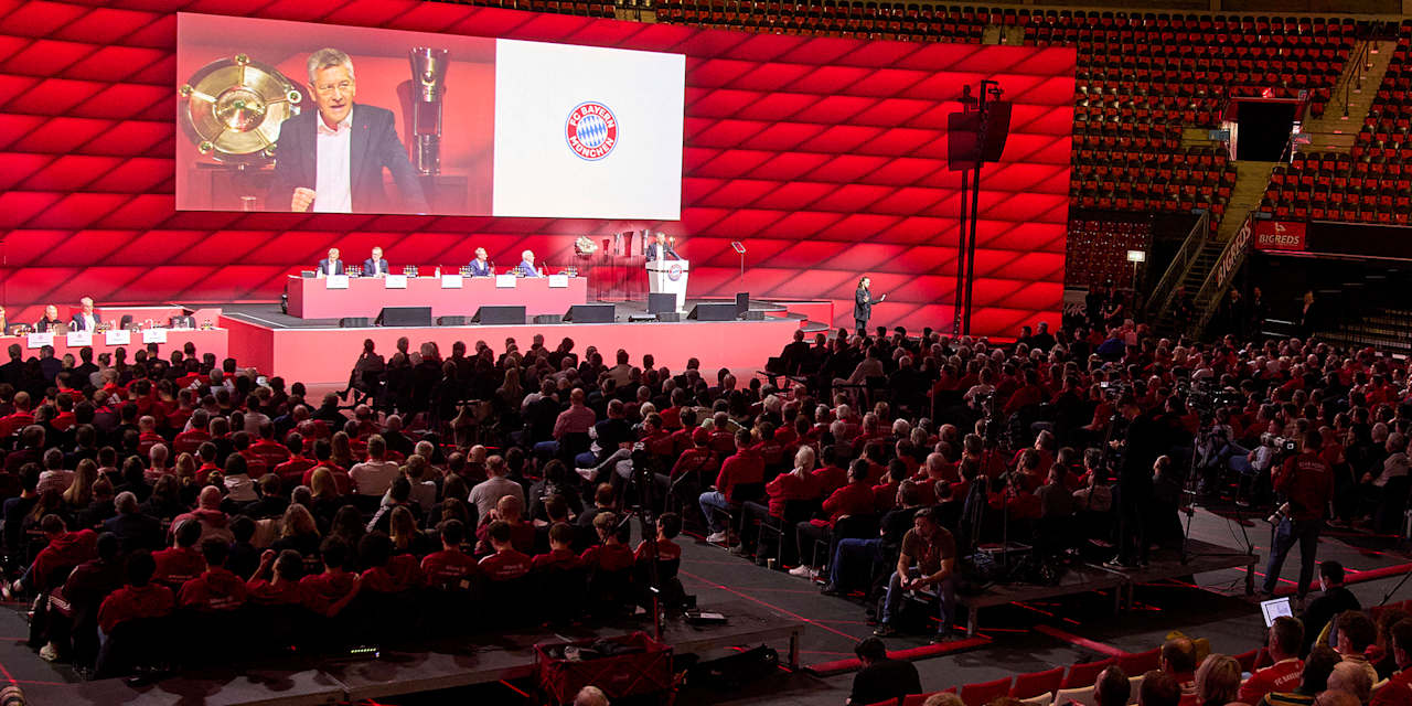 Überblick über den Saal bei der Jahreshauptversammlung 2024 des FC Bayern