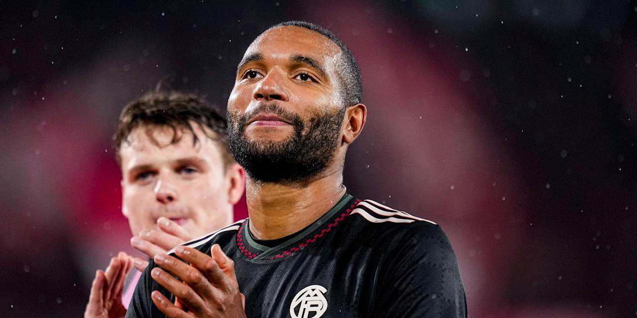 Jonathan Tah klatscht nach dem Spiel in Köln zu den Fans