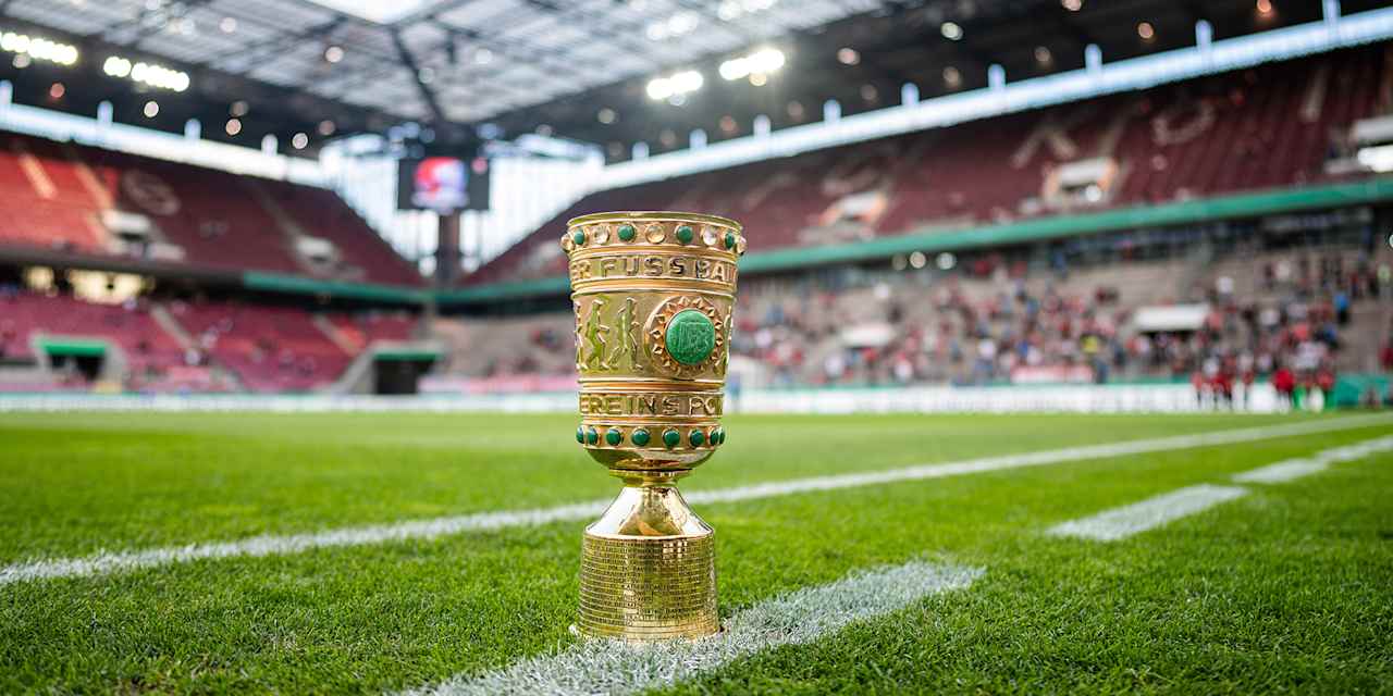Der DFB-Pokal steht am Rasenrand des Kölner Stadions.