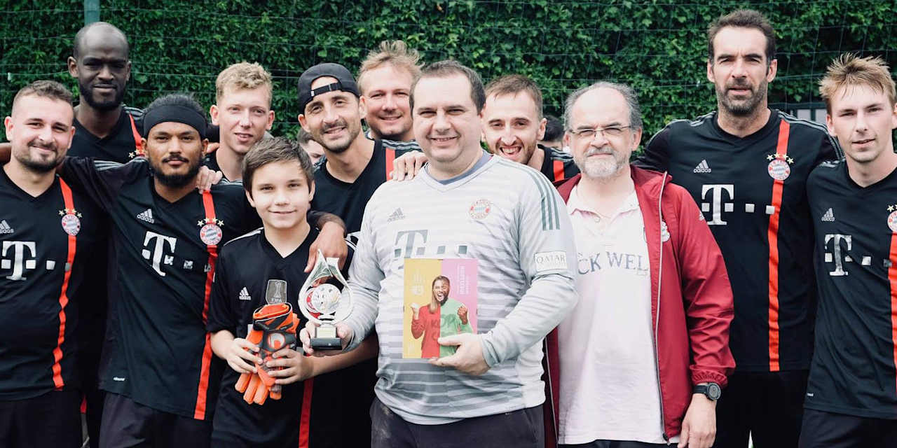 Tournament with Bayern fans from 2021 (Olivier third from right, Bernard fifth from right in goalkeeper jersey)