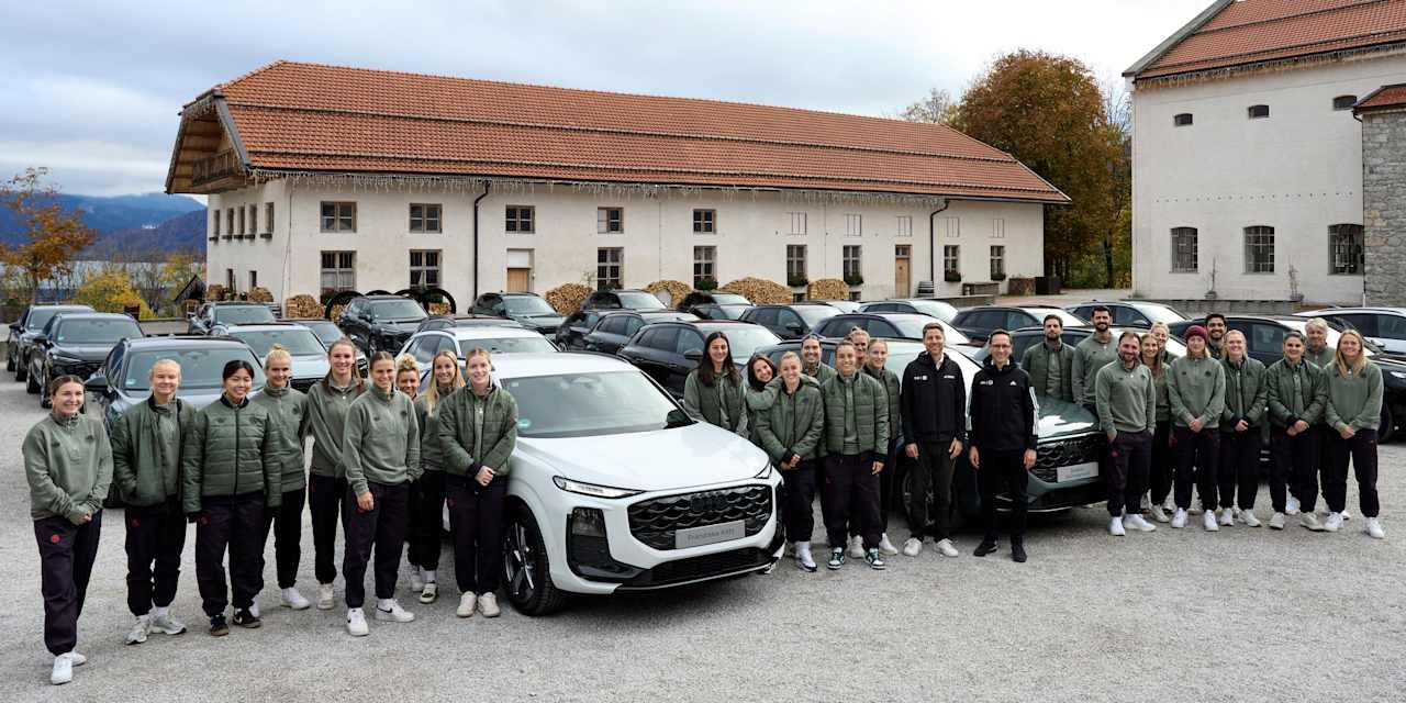 Die FC Bayern Frauen bei der Audi-Fahrzeugübergabe