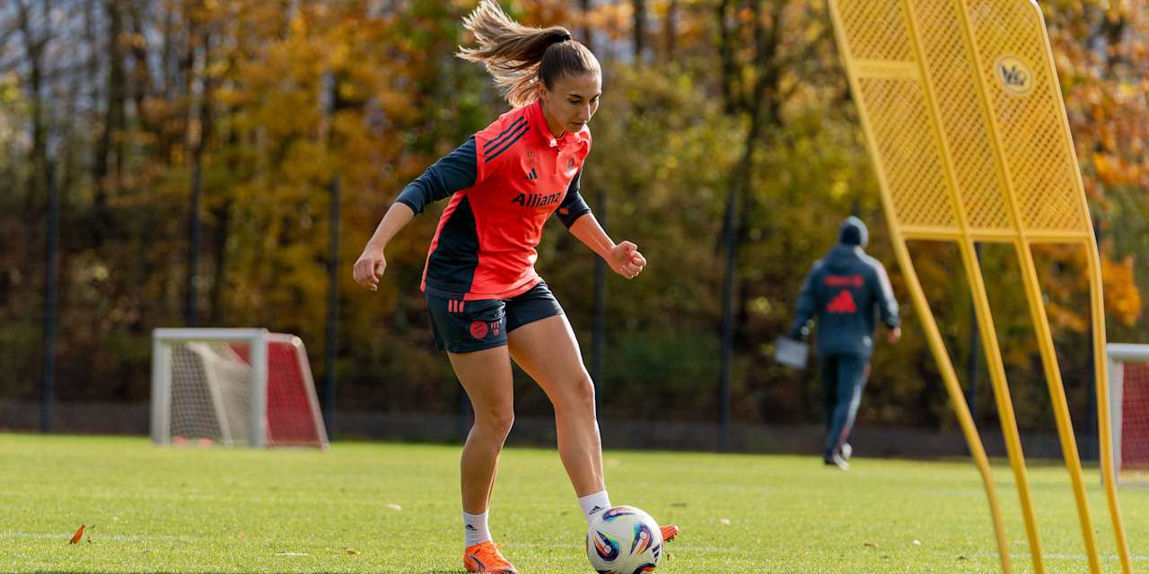 Katharina Naschenweng mit dem Ball am Fuß im Training der FCB Frauen
