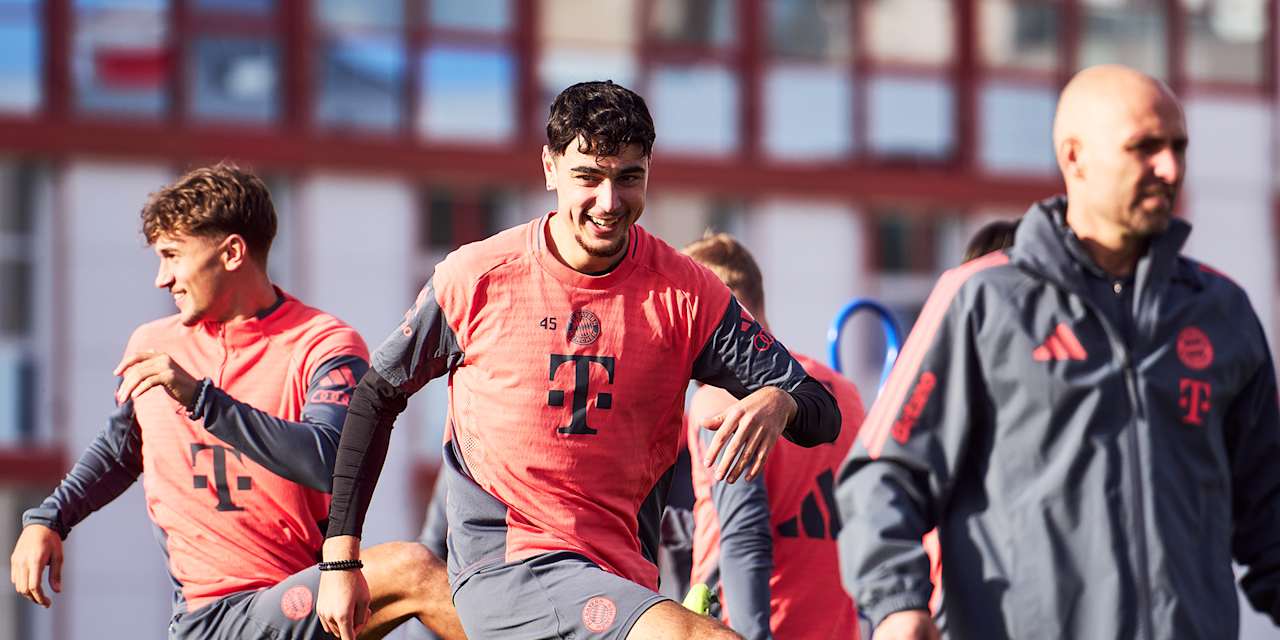 Aleksandar Pavlovic lachend beim Warm-Up im Abschlusstraining des FC Bayern vor dem Bundesliga-Spiel gegen Bayer 04 Leverkusen